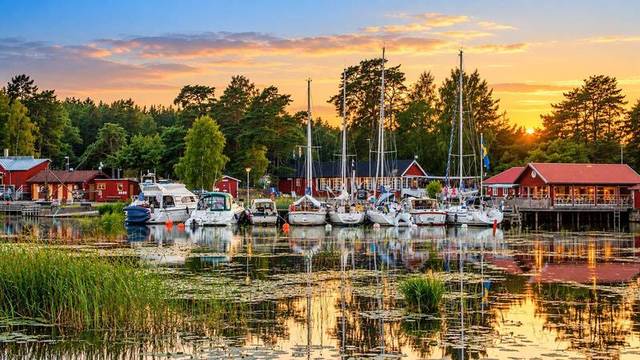 Vänern och småbåtshamn nära Lidköping